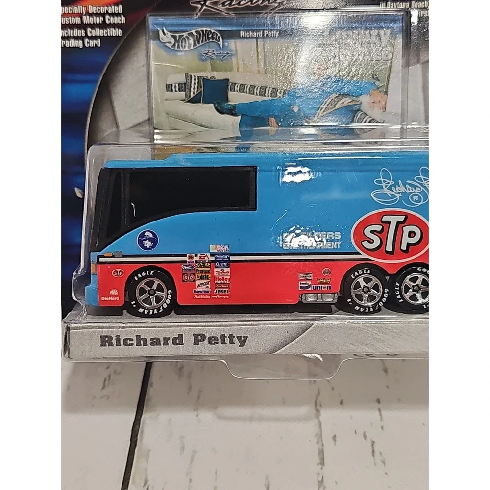 2002 Hot Wheels Racing NASCAR Luxury Rides Richard Petty Motor Coach #B0545 NIP